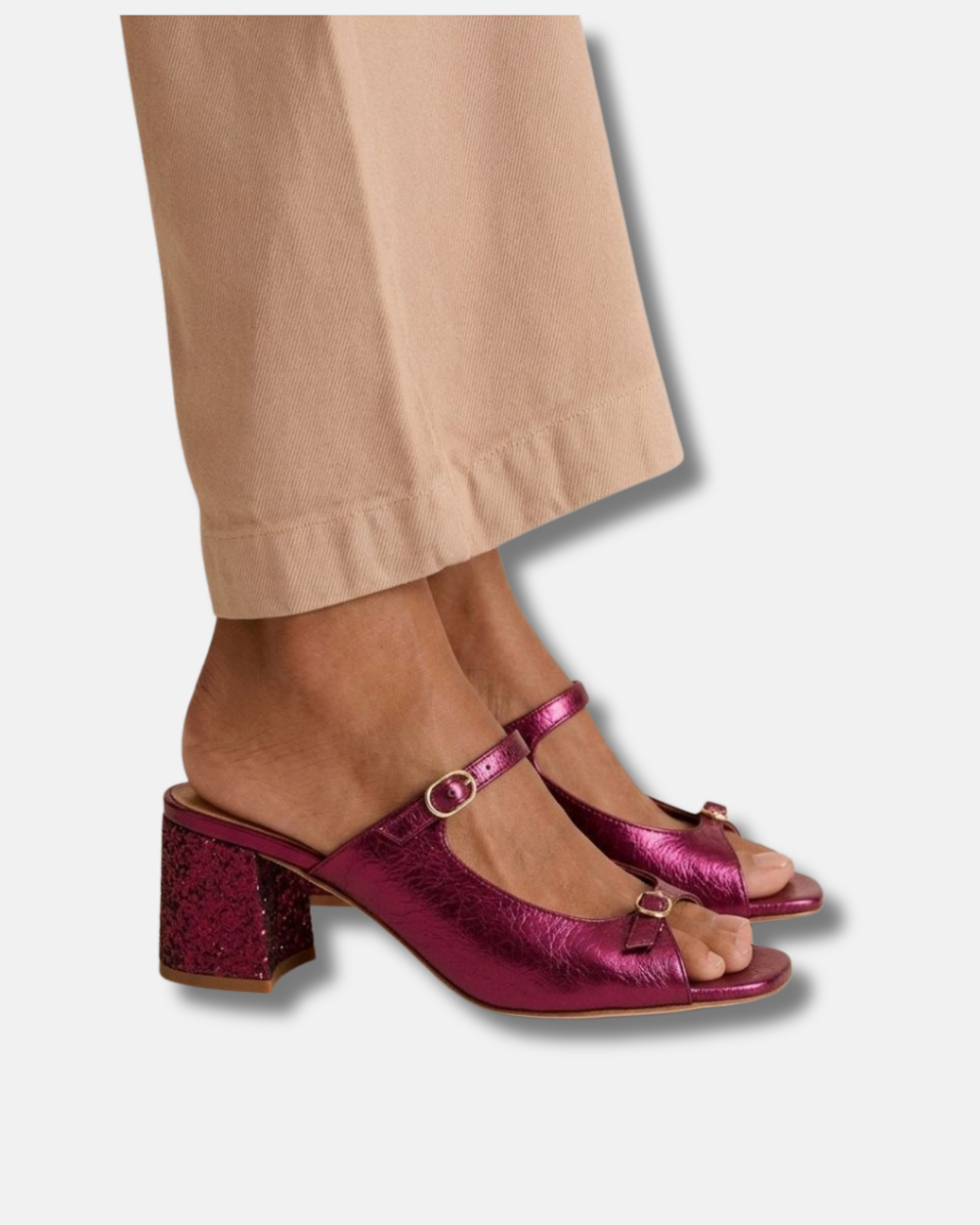 Tacones gruesos con tira trasera y puntera en bloques