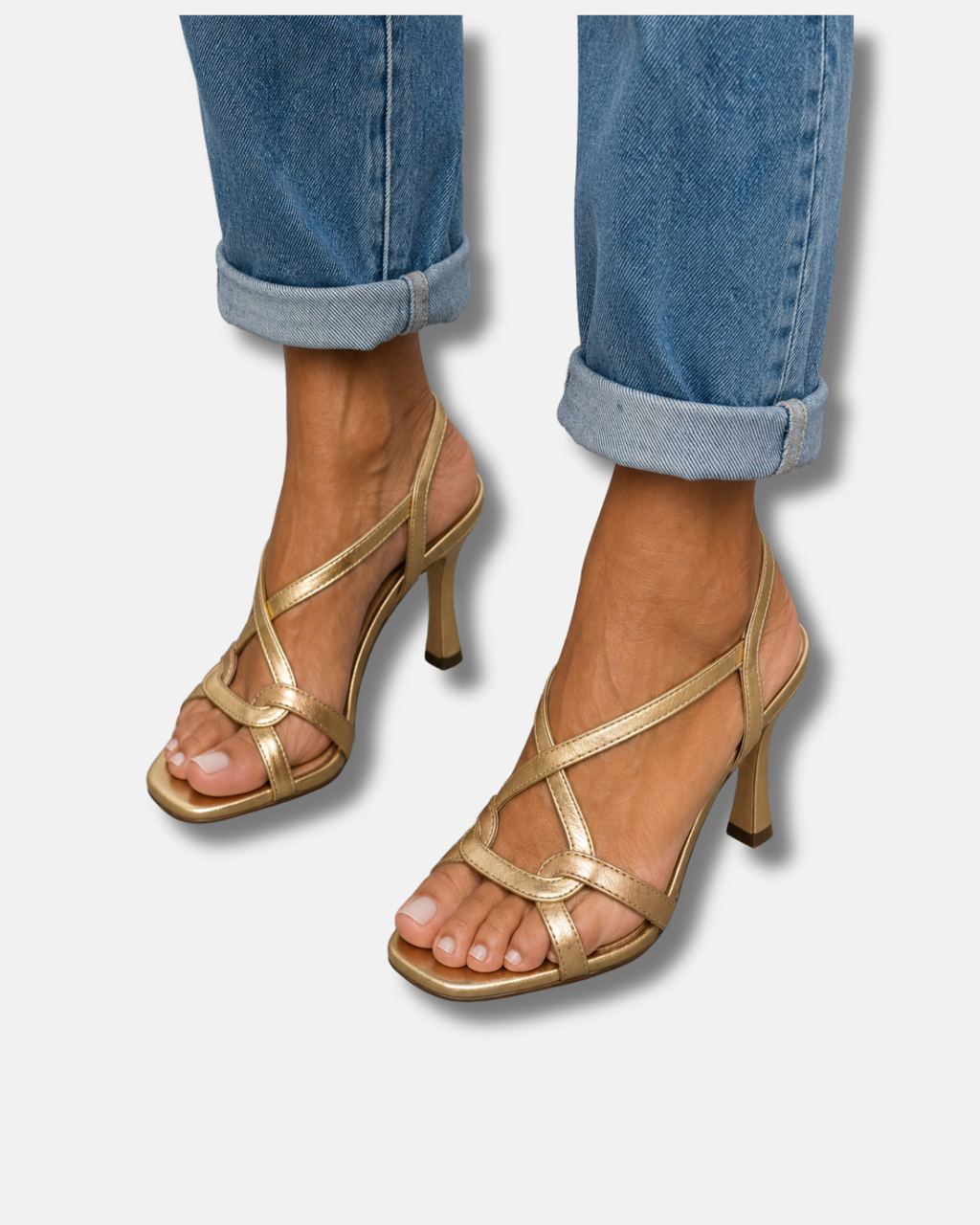 Sandalias doradas metálicas con tiras cruzadas